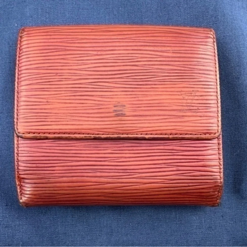 AUTHENTIC Louis Vuitton Malletier Epi Leather Elise Wallet. Deep brown.